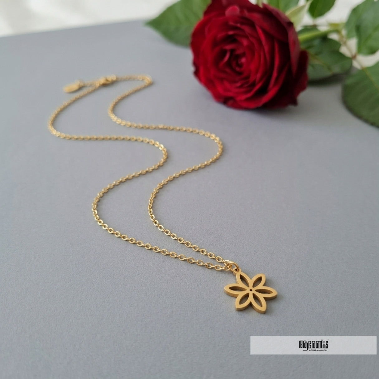 Simple Flower Pendant Necklace