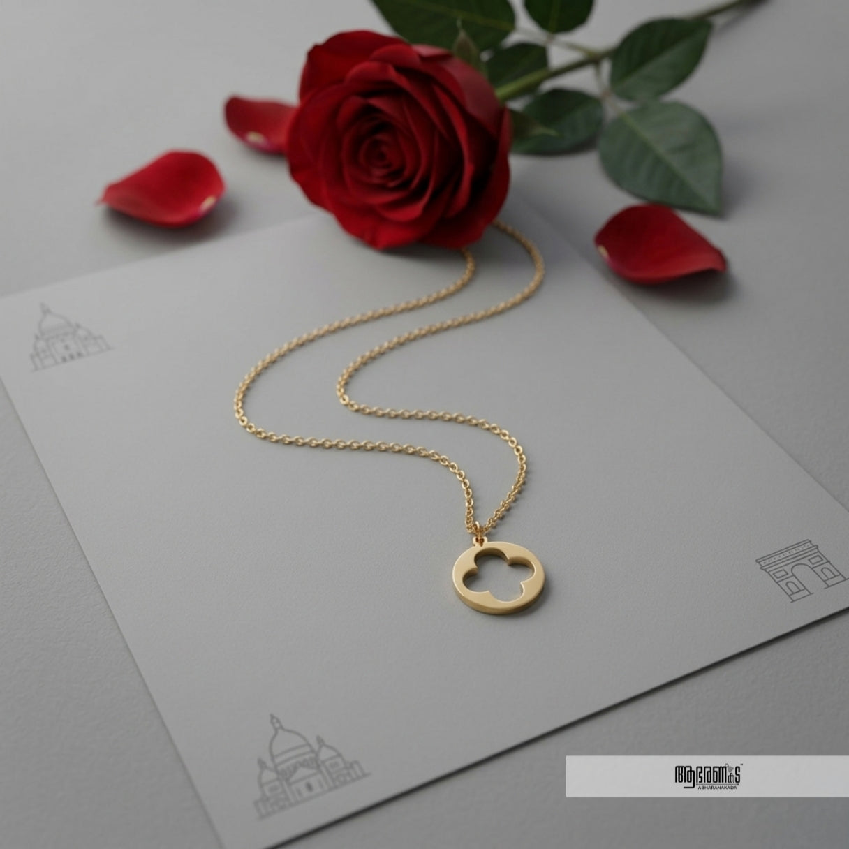 Clover shaped simple pendant Necklace